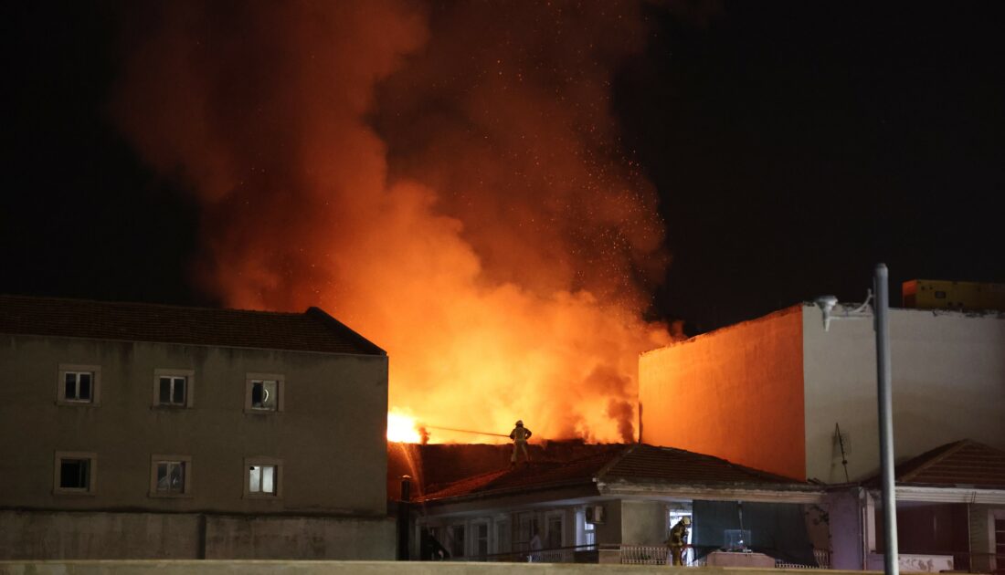 İzmir’de yangın: Tekstil deposu alevlere teslim oldu