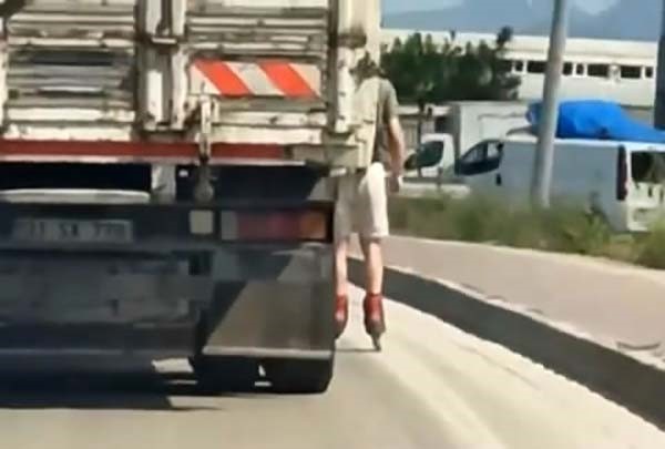 Bursa’da patenli genç canını hiçe saydı Bursa’da patenli genç canını hiçe saydı