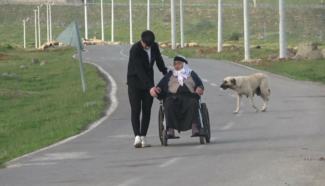 Tek manzarası tavan olan kadın, 10 yıl sonra köy meydanına çıktı