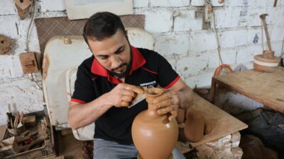 50 yıldır dönen tezgahta çamura şekil veriyor