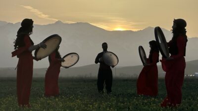 Cilo Dağı eteklerinde yöresel elbiselerle erbane gösterisi