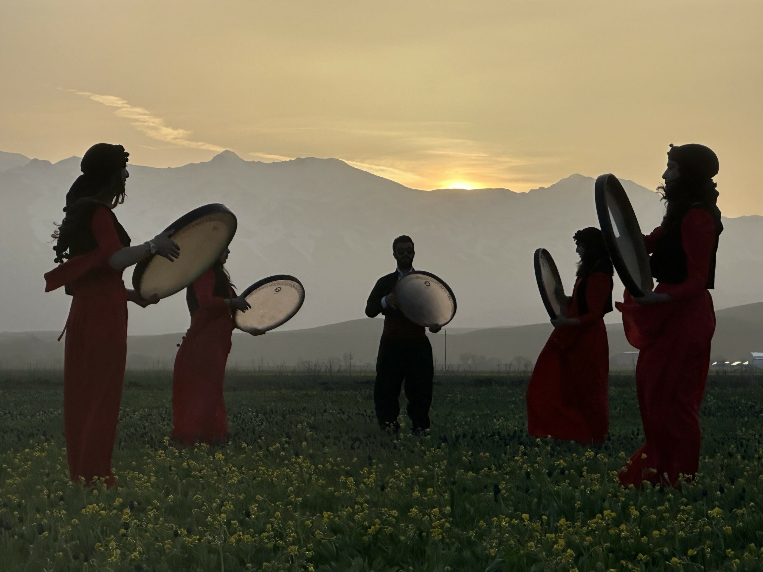Cilo Dağı eteklerinde yöresel elbiselerle erbane gösterisi