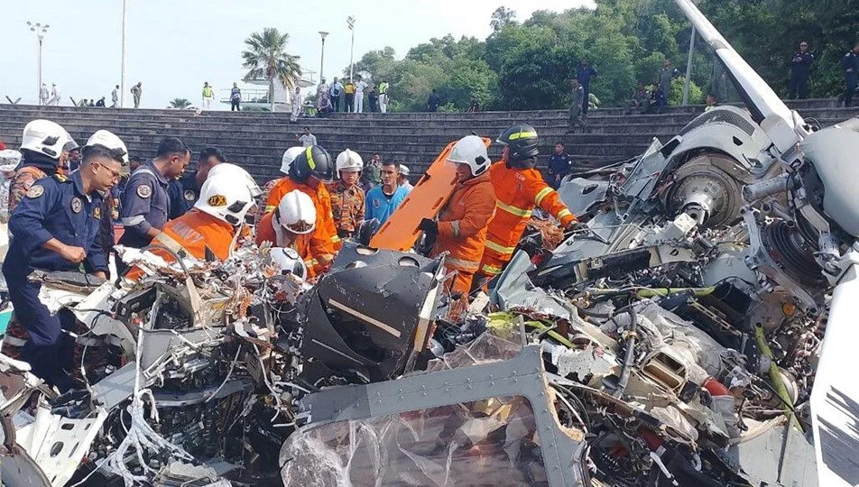 Malezya donanmasına ait helikopterler havada çarpıştı: 10 ölü
