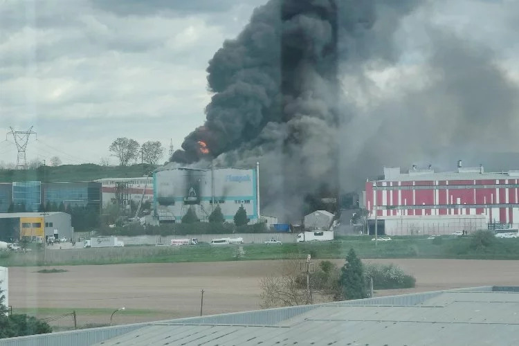Tekirdağ’da fabrika yangını sürüyor: 6 işçi dumandan etkilendi