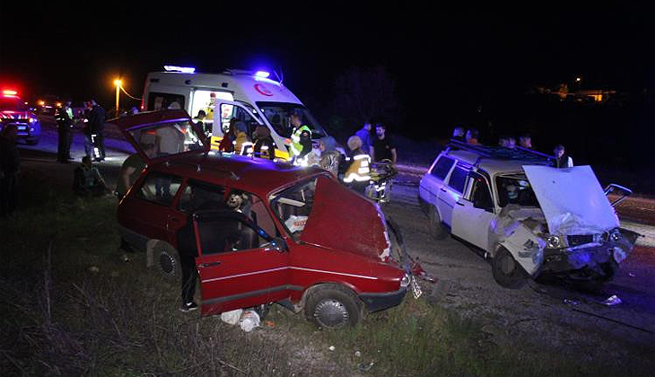 İki otomobil kafa kafaya çarpıştı: 8 yaralı