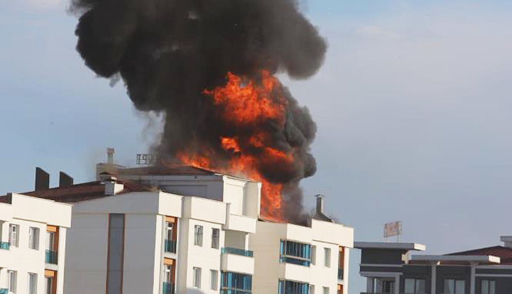 İtfaiyeciler alevlerin arasında kaldı