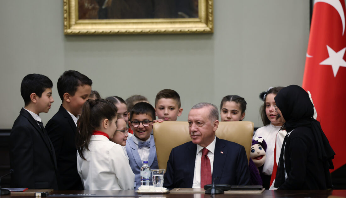 Cumhurbaşkanı Erdoğan, Cumhurbaşkanlığı Külliyesi’nde çocukları kabul etti