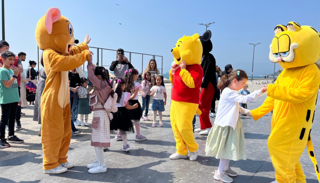 Gemlik’te çocuklar bayramı şeker tadında kutluyor