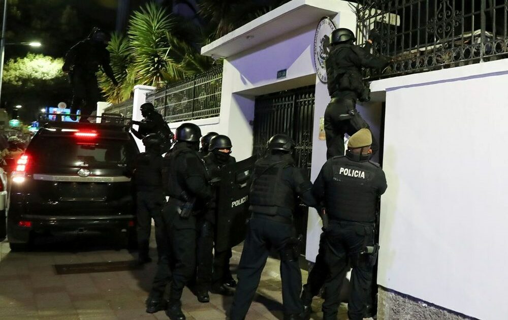 Ekvador ile Meksika arasında kriz: Büyükelçiliği polis bastı!