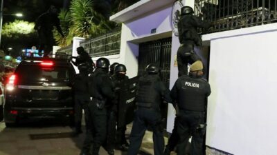 Ekvador ile Meksika arasında kriz: Büyükelçiliği polis bastı!