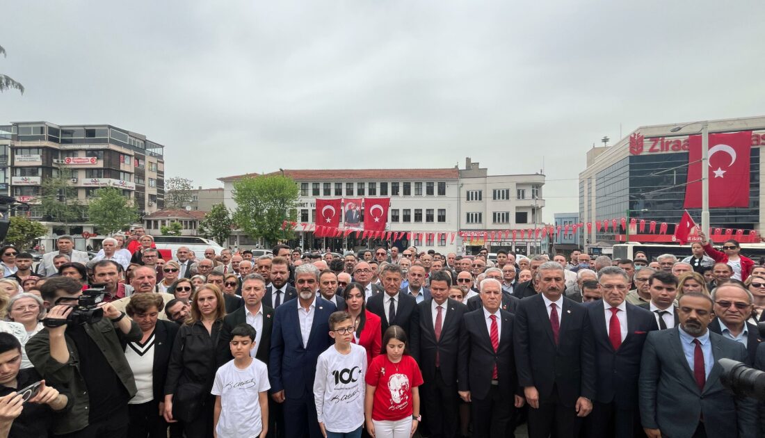Bursa’da Atatürk Anıtı önünde 23 Nisan coşkusu 