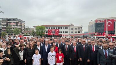 Bursa’da Atatürk Anıtı önünde 23 Nisan coşkusu 