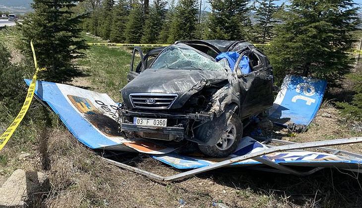 Otomobil tabelaya çarpıp takla attı: 1 ölü