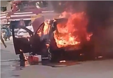 Bursa’da park halindeki otomobil alev alev yandı