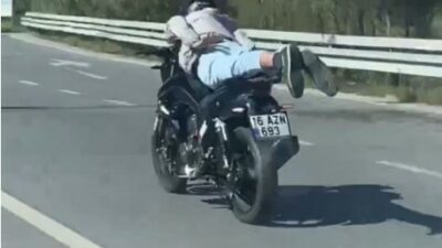 Bursa’da motosikleti yatarak kullanan sürücüye ceza kesildi