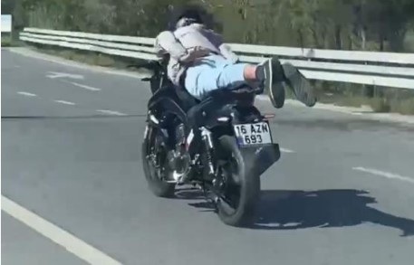 Bursa’da motosikleti yatarak kullanan sürücüye ceza kesildi