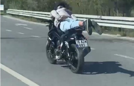 Bursa’da motosikleti yatarak kullanan sürücüye ceza kesildi Bursa’da motosikleti yatarak kullanan sürücüye ceza kesildi