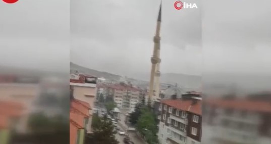 Fırtınaya dayanamayan cami minareleri yıkıldı