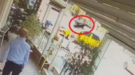 Bursa’da yanlış yerden dönen taksiye çarparak takla attı