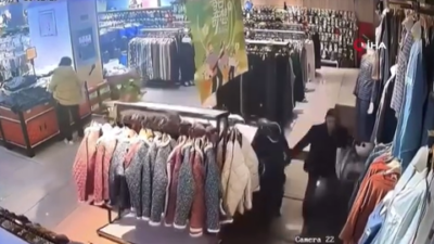 Çin’de AVM’nin zemini aniden çöktü: 2 yaralı
