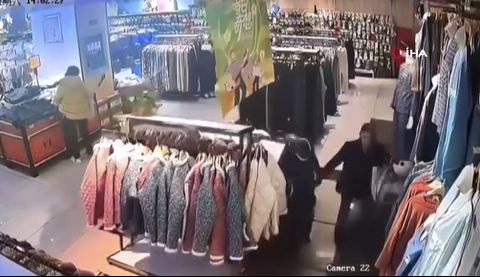 Çin’de AVM’nin zemini aniden çöktü: 2 yaralı