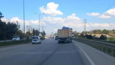 Bursa’da aksı yamuk tırı görenler gözlerine inanamadı