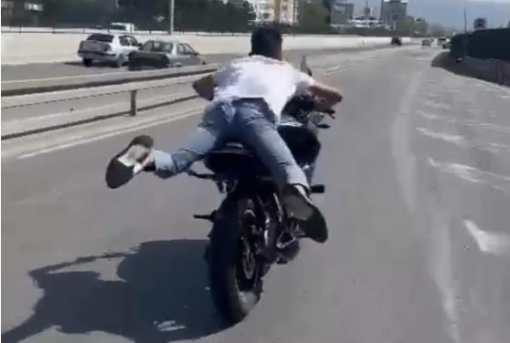Bursa’da ölümle dans! Motosikleti yatarak kullandı