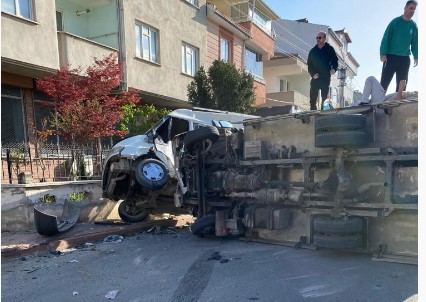 Bursa’da minibüs ile kamyonet çarpıştı