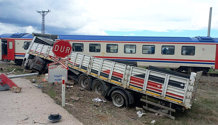 Hemzemin geçitte mahsur kalan TIR’a tren çarptı