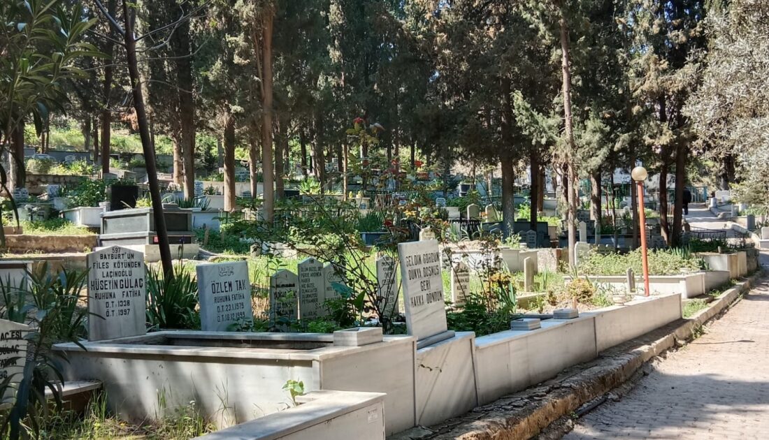 Mudanya Mezarlığının bakımsız haline tepki geldi