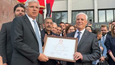 Bursa Büyükşehir Belediye Başkanı Mustafa Bozbey mazbatasını aldı
