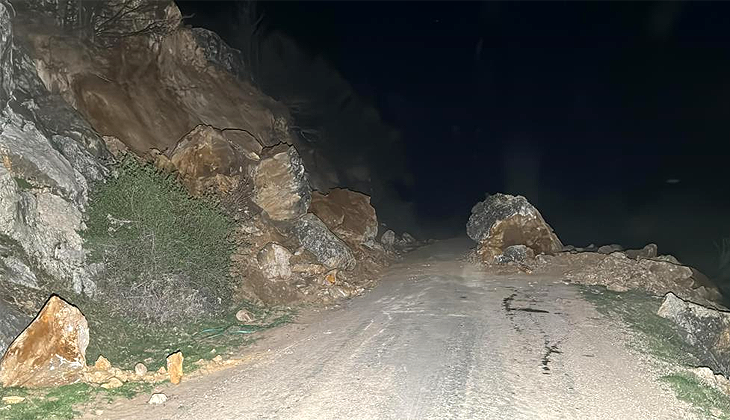 Deprem sonrası heyelan yolu kapattı