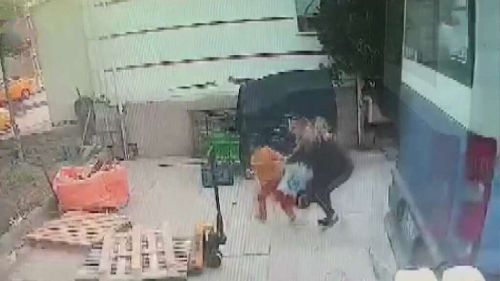 Anne ve 2 çocuğu, dolmuşun altında kalmaktan son anda kurtuldu