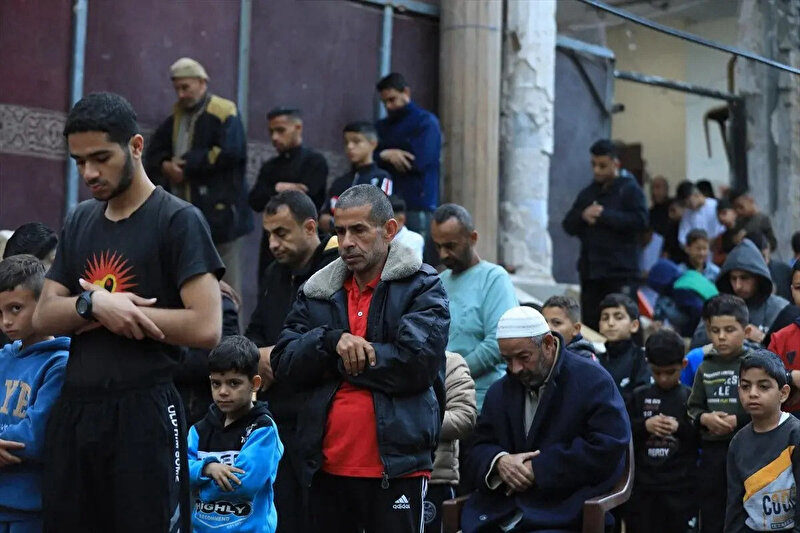Filistinliler, İsrail saldırılarının gölgesinde bayram namazını kıldı