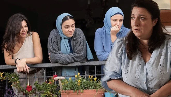 Ömer’in Nuran’ı Gülçin Kültür Şahin’den rol arkadaşlarıyla set pozu