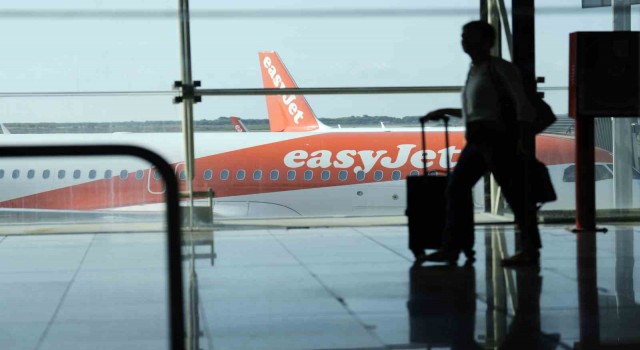 İngiliz havayolu şirketi EasyJet, Tel Aviv uçuşlarını 6 ay erteledi İngiliz havayolu şirketi EasyJet, Tel Aviv uçuşlarını 6 ay erteledi