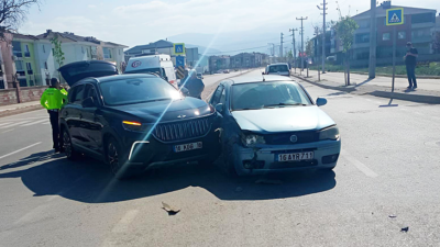 Otomobil ile cip çarpıştı: 3’ü çocuk 5 kişi yaralandı