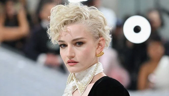 Julia Garner Fantastik Dörtlü’nün Gümüş Sörfçü’sü oldu