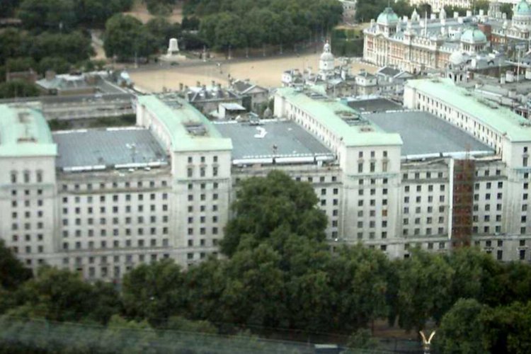 Aktivisitlerden İngiltere Savunma Bakanlığına boyalı saldırı
