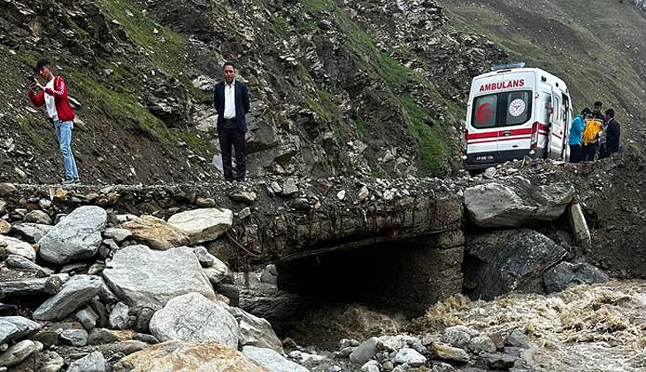 Sel felaketi köy yolunu ikiye ayırdı, ekipler hamile kadın için seferber oldu