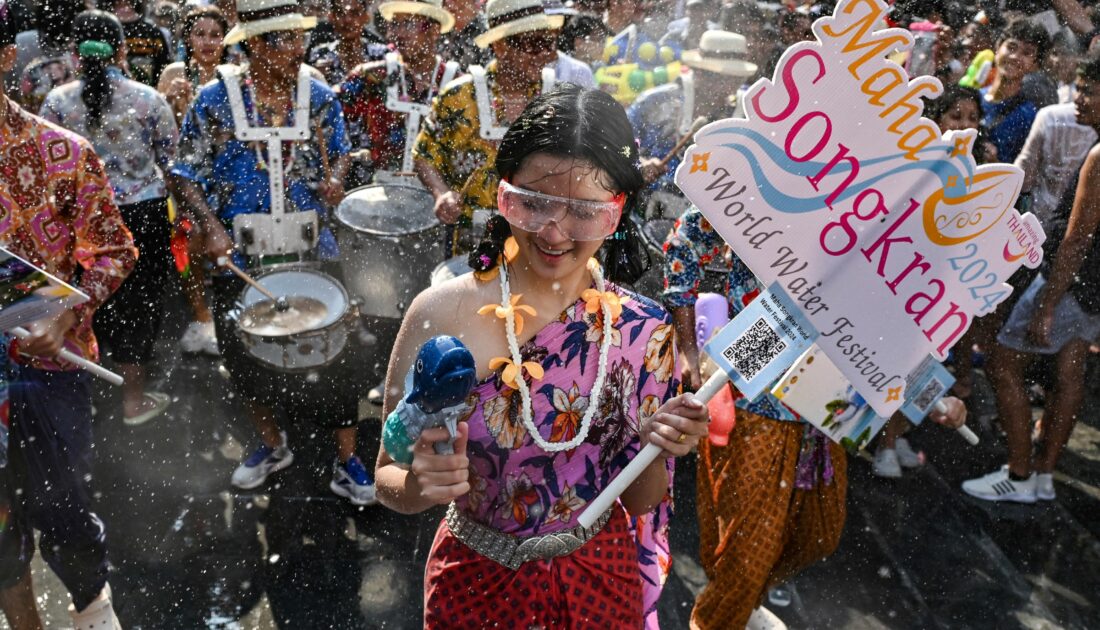 Tayland’da su festivali renkli görüntülerle başladı