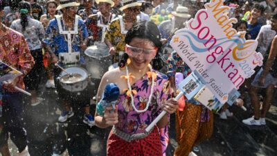 Tayland’da su festivali renkli görüntülerle başladı