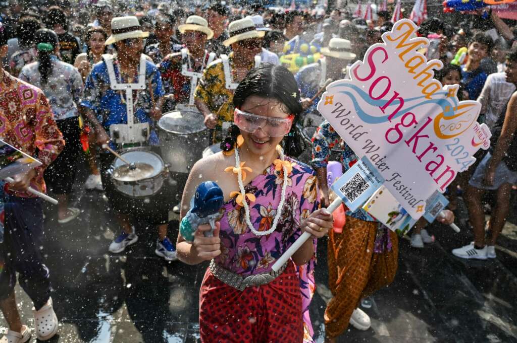 Tayland’da su festivali renkli görüntülerle başladı