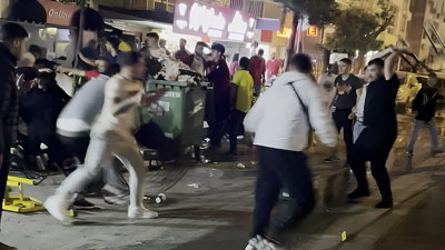 İş yerine sığınan genci taraftarlara vermediler, ortalık savaş alanına döndü