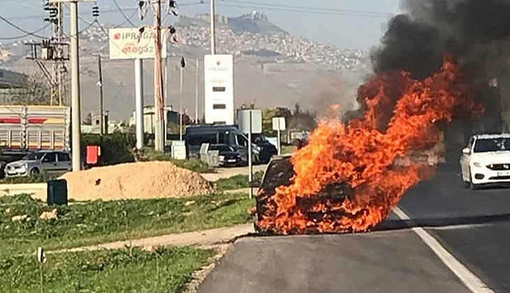 Park halindeki otomobil alev topuna döndü