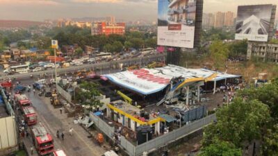 Dev reklam panosu devrildi, altında kalan 8 kişi öldü