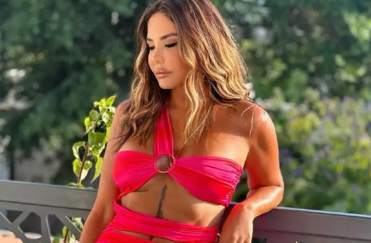 Esra Balamir tatil fiyatlarına isyan etti