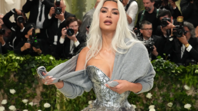 Kim Kardashian’ın incecik beli şoke etti!