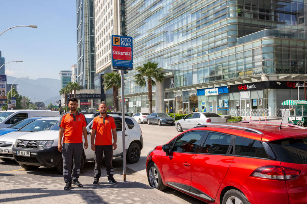 Bursa Büyükşehir, ‘ücretsiz otopark’ alanlarında görev başında