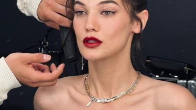Cannes’da adeta defile yapıyor